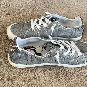 Roxy shoes, only worn twice, no tie gray colt with colorful design in back
